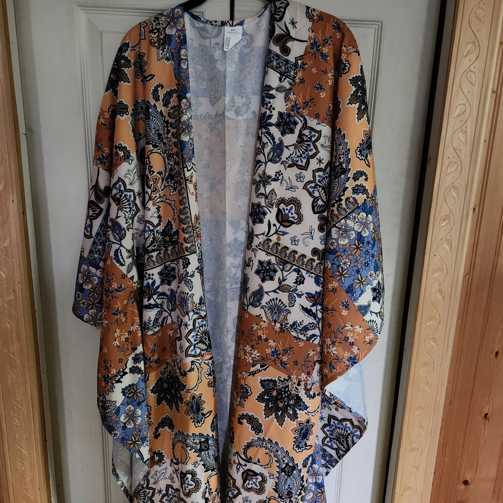 Floral Kimono with Orange and Blue Patterns - Picture 3 of 10